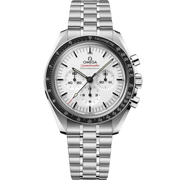Quadrante bianco laccato con lancette stile “Moonwatch” e scala tachimetrica della lunetta nera dell’Omega Speedmaster Moonwatch Professional 42 mm 310.30.42.50.04.001.